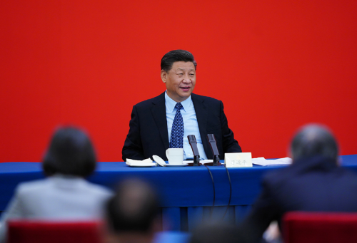 5月23日上午，中共中央总书记、国家主席、中央军委主席习近平看望参加全国政协十三届三次会议的经济界委员，并参加联组会，听取意见和建议。中共中央政治局常委、全国政协主席汪洋参加看望和讨论。新华社记者 谢环驰 摄