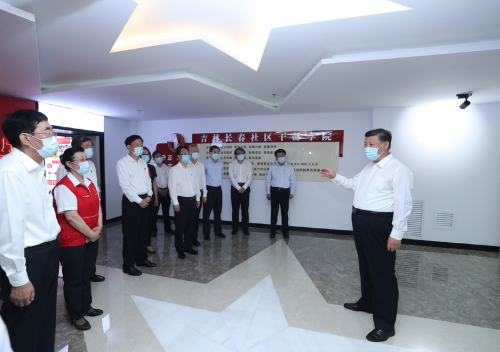 7月22日至24日，中共中央总书记、国家主席、中央军委主席习近平在吉林省考察。这是7月23日下午，习近平在吉林长春社区干部学院，了解学院建设和培训情况。新华社记者　鞠鹏　摄