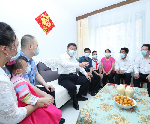 7月22日至24日，中共中央总书记、国家主席、中央军委主席习近平在吉林省考察。这是7月23日下午，习近平在长春市宽城区团山街道长山花园社区，同居民赵兴福一家唠家常。新华社记者　鞠鹏　摄